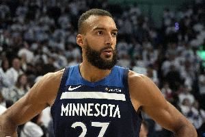 有点惨淡！戈贝尔3中2拿到5分4板 5失误4犯规