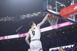 你小子！布劳恩：今天首个回合我没有去隔扣小乔丹 有点后悔了