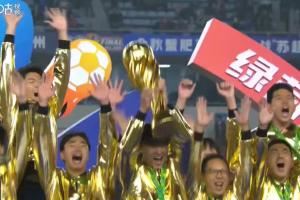 捧杯时刻！泰州队全队身着金色战袍，捧起首届苏超冠军奖杯！